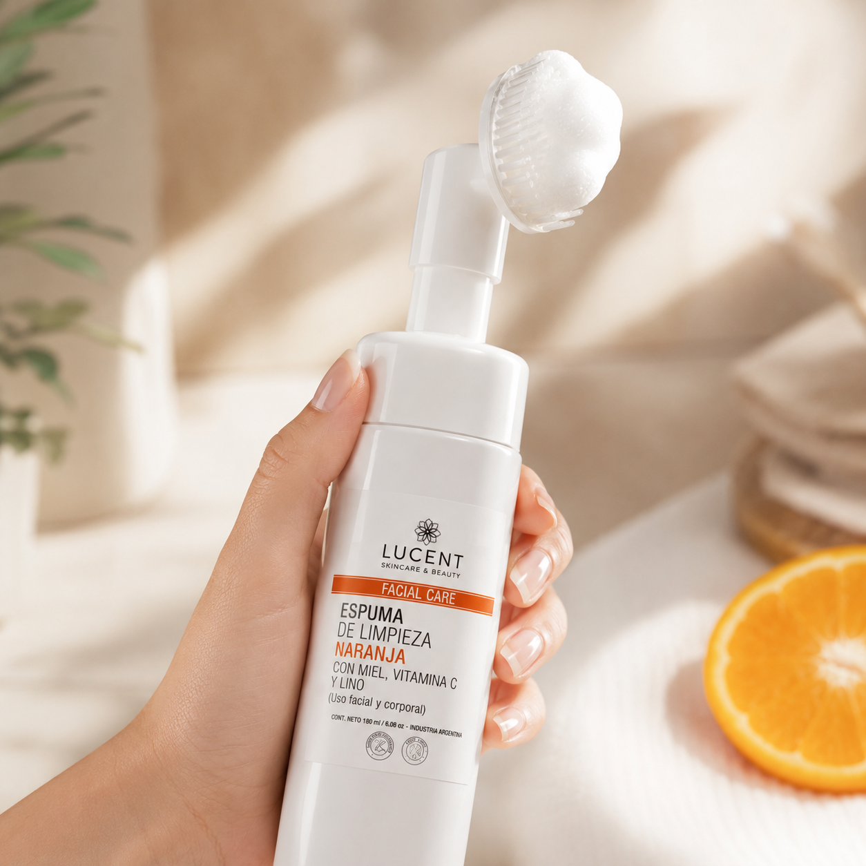 Espuma facial sostenida en la mano